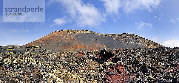 Montana Colorada mit Lava  vulkanische Berge  Mancha Blanca  Lanzarote  Kanarische Inseln  Spanien  Europa