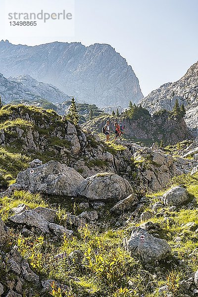 Zwei Wanderer auf einem Felsen  Berglandschaft  Stuhlgraben  Hinterten Grießkogel  Steinernes Meer  Funtenseetauern  Nationalpark Berchtesgaden  Berchtesgadener Land  Oberbayern  Bayern  Deutschland  Europa