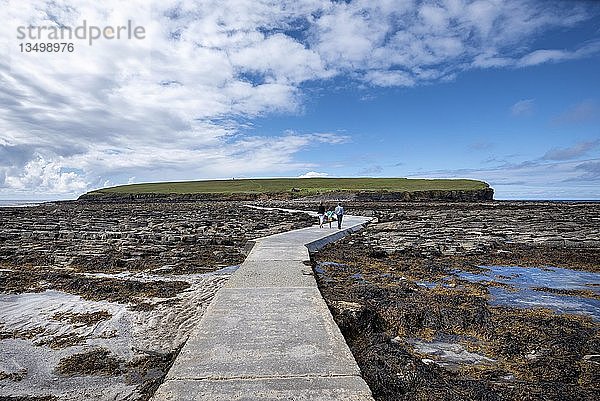 Fußgängerweg bei Ebbe zur Gezeiteninsel Brough of Birsay  Mainland  Orkney-Inseln  Schottland  Großbritannien