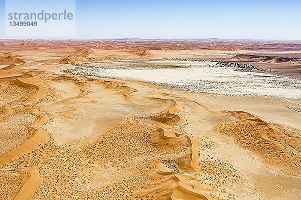 Luftaufnahme  Tsondab-Pfanne  Tsondabvlei  umgeben von roten Dünen  Namib-Wüste  Namib-Naukluft-Nationalpark  Namibia  Afrika