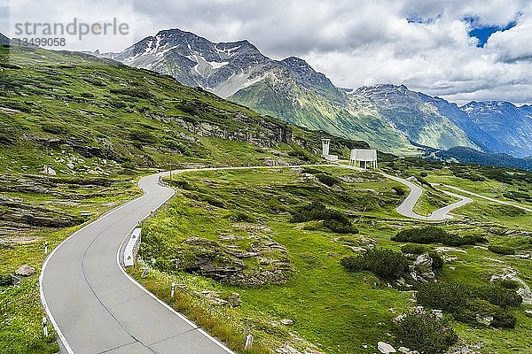 kurvenreiche Passstrasse San Bernadino Pass  mit Wolken  Kanton Graubünden  Schweiz  Europa