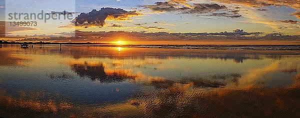 Sonnenuntergang am Carters Beach  Wasserspiegelung  Westport  Westküste  Südland  Neuseeland  Ozeanien