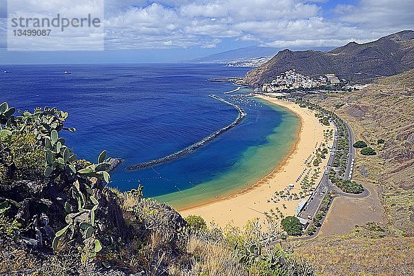 Strand  Playa de las Teresitas  San AndrÃ©s  Santa Cruz im Hintergrund  Teneriffa  Kanarische Inseln  Spanien  Europa