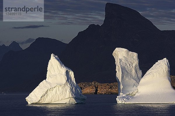 Eisberge im Abendlicht  vor der Bergsilhouette in Prins Christian Sund  Südgrönland  Grönland  Nordamerika
