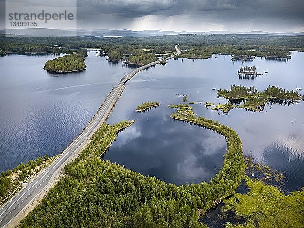 Drohnenaufnahme  kurvenreiche StraÃŸe durch Seenlandschaft  boreal  arktische Koniferen auf kleinen Inseln  Frederika  VÃ¤sterbottens lÃ¤n  Schweden  Europa