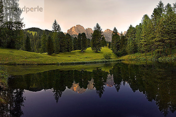 Kleiner See auf dem Seceda-Hochplateau mit Spiegelung der Geisler Berge  Nationalpark Puez-Geisler  Wolkenstein  Südtirol  Italien  Europa