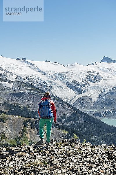 Blick vom Panorama Ridge  Wanderer vor einer Bergkette mit Gletscher  Guard Mountain und Deception Peak  Garibaldi Provincial Park  British Columbia  Kanada  Nordamerika