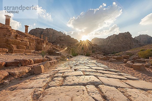 Antike römische Straße neben den Ruinen von Petra  nabatäische Stadt Petra  in der Nähe von Wadi Musa  Jordanien  Asien