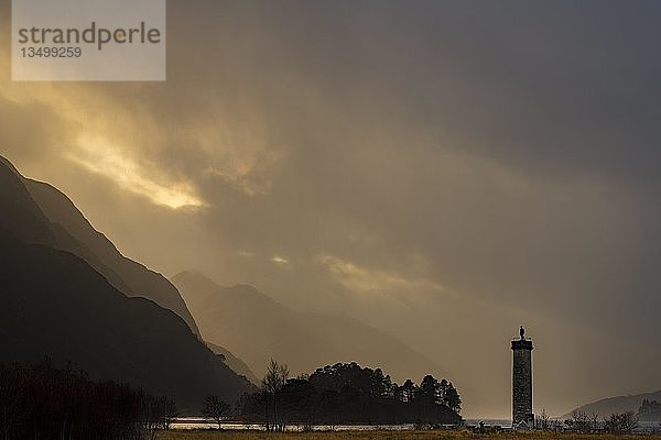 Loch Shiel mit Glenfinnan Monument unter bedrohlich bewölktem Himmel  Glenfinnan  westliche Highlands  Schottland  Großbritannien