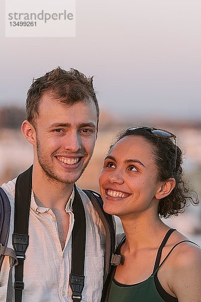 Junge Frau und junger Mann schauen in die Kamera  Paar  Plaza de la Encarnacion  Sevilla  Andalusien  Spanien  Europa