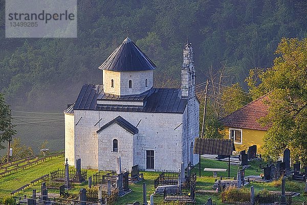 Kirche und Friedhof in Kralje  bei Andrijevica  Montenegro  Europa