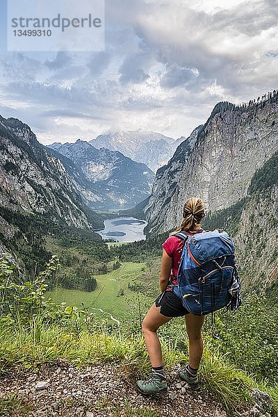 Blick auf Obersee und KÃ¶nigssee  junger Wanderer auf dem RÃ¶thsteig  hinter dem Watzmann  Berchtesgaden  Oberbayern  Bayern  Deutschland  Europa
