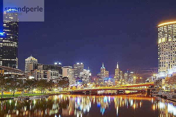 Skyline  Wolkenkratzer am Yarra-Fluss bei Nacht  Stadtzentrum  Melbourne  Victoria  Australien  Ozeanien