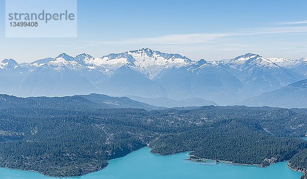 Garibaldi-See vor einer Bergkette mit Schnee und Gletscher  Garibaldi Provincial Park  British Columbia  Kanada  Nordamerika