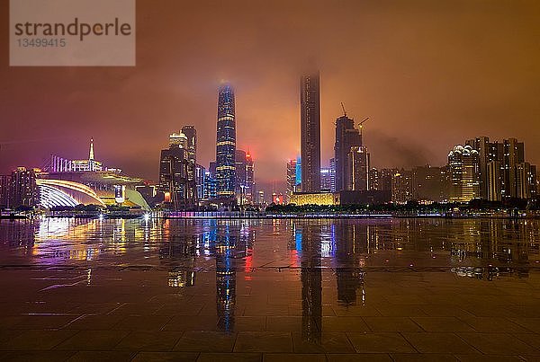 Skyline bei Nacht  Guangzhou  Guangdong  China  Asien