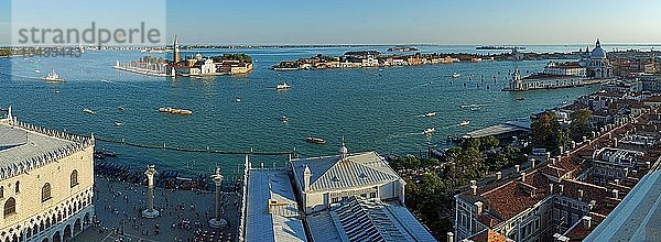Blick vom Campagnile auf die Lagune von Venedig mit der Insel San Giorgio Maggiore  Venedig  Provinz Venedig  Italien  Europa