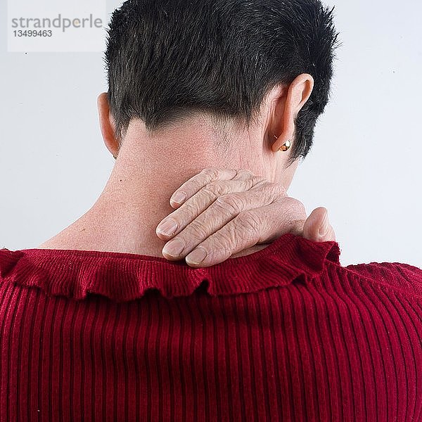 Symbolbild  Gesundheit  Frau mit Nackenschmerzen  Frankreich  Europa