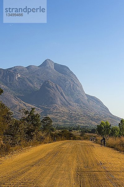Staubige Straße  die zu den Granitgipfeln des Mount Mulanje führt  Malawi  Afrika
