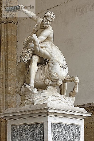 Marmorstatue Herkules und Nessos in der Halle Loggia dei Lanzi  Piazza della Signoria  Altstadt  Florenz  Toskana  Italien  Europa