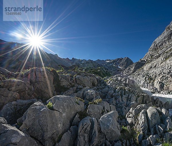 Sonnenschein mit Felsformationen auf dem Wanderweg zur Wasseralm über Niederbrunnsulzen  Steinernes Meer  Nationalpark Berchtesgaden  Bayern  Deutschland  Europa