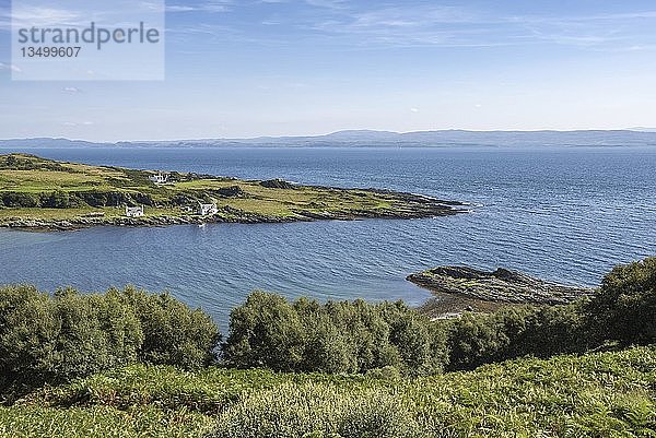 Blick über die Bucht von Tarbert  Isle of Jura  Innere Hebriden  Schottland  Vereinigtes Königreich  Europa