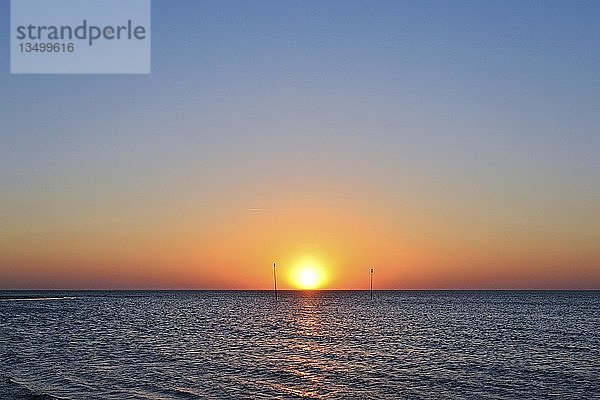 Untergehende Sonne über der Nordsee bei Norddorf  Nordfriesische Insel  Nordfriesland  Schleswig-Holstein  Deutschland  Europa