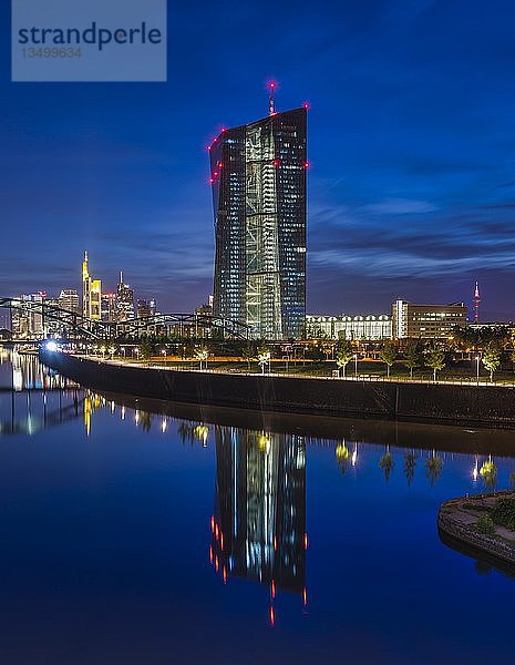Europäische Zentralbank  EZB  bei Nacht vor der beleuchteten Skyline  Osthafenbrücke  Frankfurt am Main  Hessen  Deutschland  Europa
