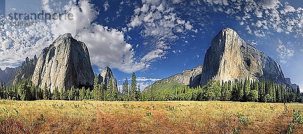 Panorama  Yosemite Valley mit Cathedral Rock und El Capitan  Yosemite Village  Yosemite National Park  Kalifornien  USA  Nordamerika