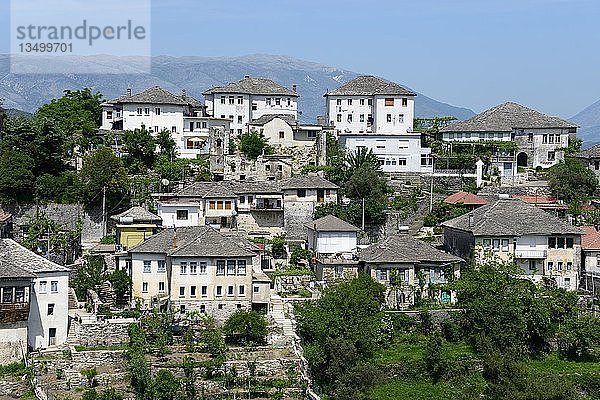 Typische Steinbauten  Stadtansicht  Gjirokastra  Albanien  Europa