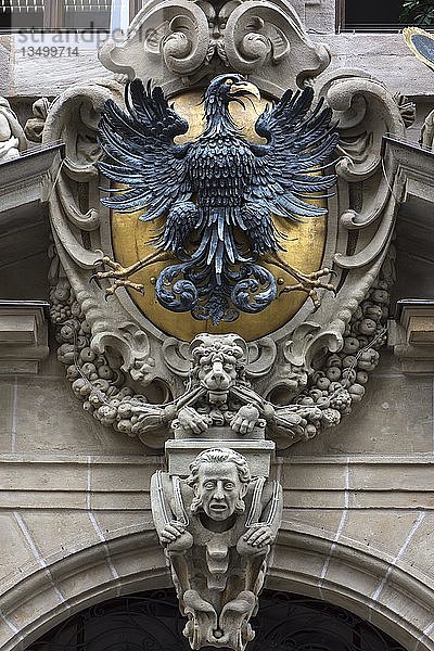 Skulptur des Adlers an der Westseite des Rathauses  Nürnberg  Mittelfranken  Bayern  Deutschland  Europa