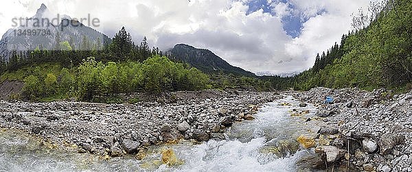 Bergpanorama des reißenden Johannesflusses im Johannestal  im Karwendelgebirge  Tirol  Österreich  Europa