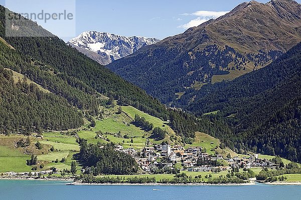 Graun am Reschenpass  Reschensee  Stausee  hinter Hintere Karlesspitze 3143m  Vinschgau  Trentino-Südtirol  Italien  Europa