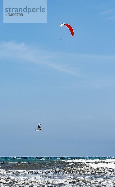 Kitesurfer in der Luft über dem Meer mit Wellen  Playa de los Genoveses  Nationalpark Cabo de Gata-Nijar  Almería  Spanien  Europa