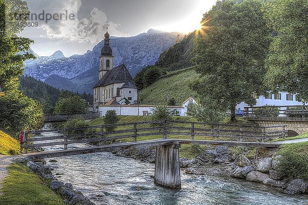 Pfarrkirche St. Sebastian mit Ramsauer Ache  Ramsau  Berchtesgadener Land  Bayern  Deutschland  Europa