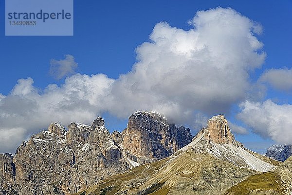 Hohe Berge  Rautkofel 2826 m  Schwabenalpenkopf 2687 m  bewölkter Himmel  Sextener Dolomiten  Provinz Südtirol  Südtirol  Italien  Europa