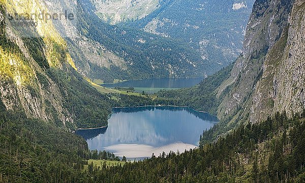 Blick vom Rothsteig zum Obersee  im Hintergrund der Königsee  Alpen  Berglandschaft  Nationalpark Berchtesgaden  Berchtesgadener Land  Oberbayern  Bayern  Deutschland  Europa