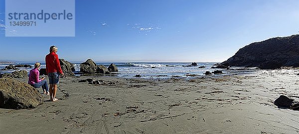 Zwei Frauen am Sandstrand  Pazifikküste  Cambria  Kalifornien  Vereinigte Staaten  Nordamerika