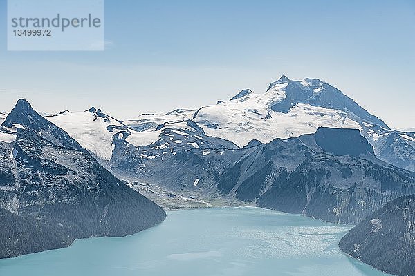 Türkisfarbener Gletschersee Garibaldi Lake vor Bergkette mit Schnee und Gletscher  Mt. Garibaldi  Garibaldi Provincial Park  British Columbia  Kanada  Nordamerika