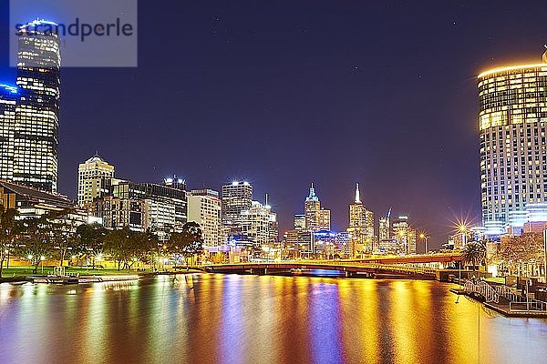 Skyline  Wolkenkratzer am Yarra-Fluss bei Nacht  Stadtzentrum  Melbourne  Victoria  Australien  Ozeanien