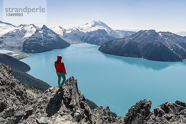 Blick vom Panorama Ridge Wanderweg  Wanderer auf einem Felsen  Garibaldi Lake  Guard Mountain und Deception Peak  Back Glacier  Garibaldi Provincial Park  British Columbia  Kanada  Nordamerika