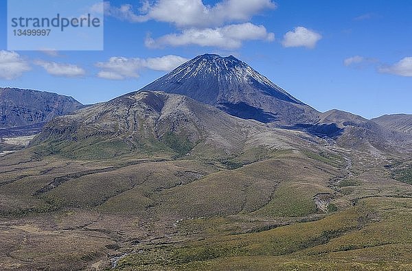 Luftaufnahme des Mount Ngauruhoe  Tongariro National Park  Nordinsel  Neuseeland  Ozeanien