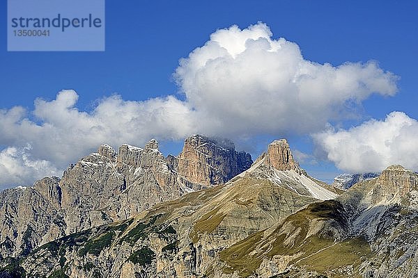 Hohe Berge  Rautkofel 2826 m  Schwabenalpenkopf 2687 m  bewölkter Himmel  Sextener Dolomiten  Provinz Südtirol  Südtirol  Italien  Europa