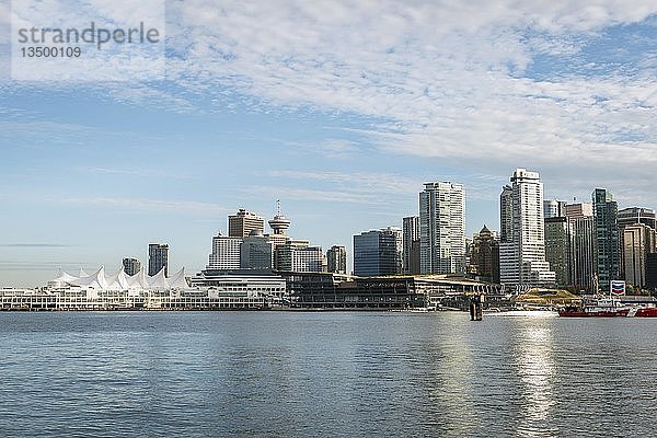 Wolkenkratzer  Skyline von Vancouver spiegelt sich im Meer  Coal Harbour  Downton Vancouver  British Columbia  Kanada  Nordamerika