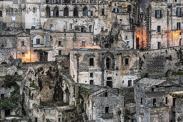 Altstadtviertel in der Abenddämmerung  Matera  Basilikata  Italien  Europa