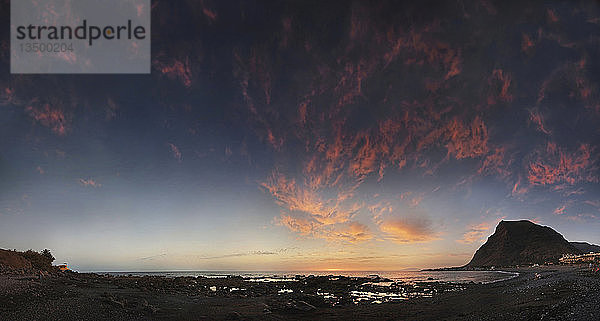 Abendlicht mit bizarren Wolken am Strand von Playa de Valle Gran Rey  La Gomera  Kanarische Inseln  Spanien  Europa