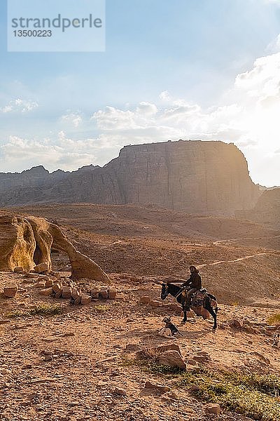 Mann auf einem Esel  Nabatäerstadt Petra  nahe Wadi Musa  Jordanien  Asien
