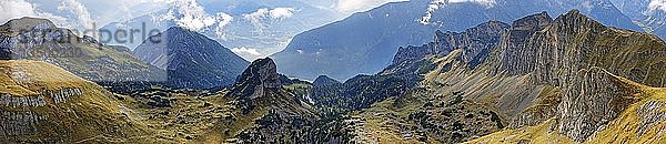 Panorama vom Hochiss-Gipfel im Rofangebirge mit Dalfazer WÃ¤nde  Adlerhorst und Inntal  Rofangebirge  Achensee  Tirol  Ã-sterreich  Europa