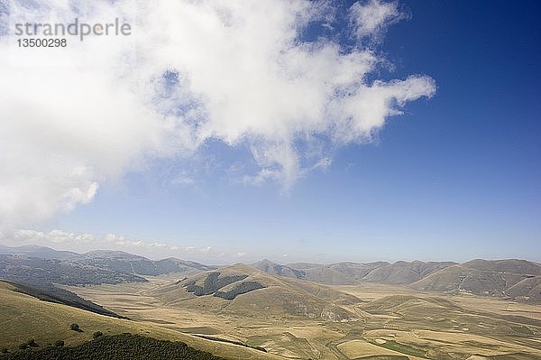 Hoch über der Hochebene von Piano Grande  Monte Sibillini  Apennin  Marken  Italien  Europa