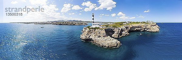 Luftaufnahme  Leuchtturm  Punta de ses Crestes  Bucht von Portocolom und Cala Parbacana  Portocolom  Mallorca  Balearische Inseln  Spanien  Europa