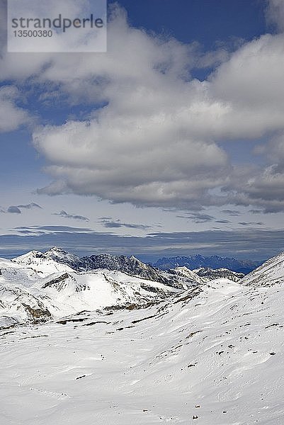 Blick vom Hochtor auf die Glocknergruppe mit Schwarzkopf 2765 m  Nationalpark Hohe Tauern  Kärnten  Österreich  Europa